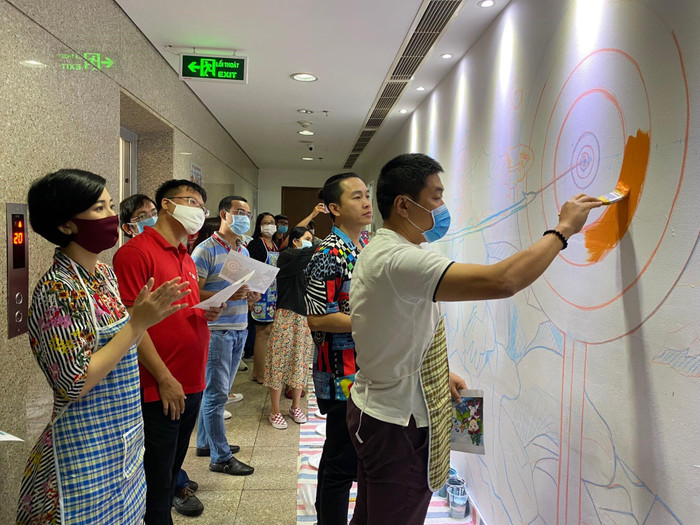 Cán bộ, nhân viên cùng nhau trang trí văn phòng Cán bộ, nhân viên cùng nhau trang trí văn phòng