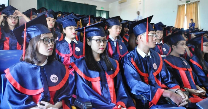 Nhiếu ý kiến cho rằng cần có chính sách phân công công tác cho sinh viên sư phạm sau tốt nghiệp. (Trong ảnh: sinh viên Đại học Sư phạm Đà Nẵng trong lễ tốt nghiệp). Nhiếu ý kiến cho rằng cần có chính sách phân công công tác cho sinh viên sư phạm sau tốt nghiệp. (Trong ảnh: sinh viên Đại học Sư phạm Đà Nẵng trong lễ tốt nghiệp).