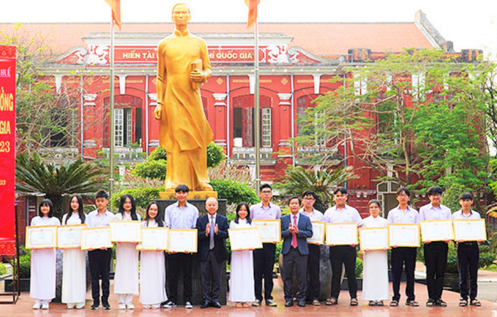 Ủy ban nhân dân tỉnh Thừa Thiên Huế khen thưởng những học sinh đoạt giải trong kỳ thi chọn học sinh giỏi quốc gia trung học phổ thông năm học 2022-2023. Ảnh: TB Ủy ban nhân dân tỉnh Thừa Thiên Huế khen thưởng những học sinh đoạt giải trong kỳ thi chọn học sinh giỏi quốc gia trung học phổ thông năm học 2022-2023. Ảnh: TB
