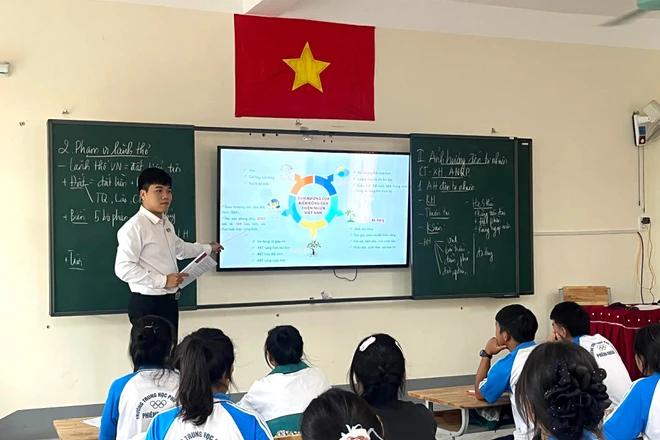 Lớn lên ở vùng khó, thầy giáo 9X tin rằng "giáo dục là con đường tốt nhất để thay đổi cuộc sống"