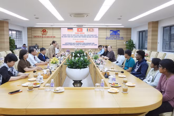 Hiến kế để thu hút, giữ chân chuyên gia nước ngoài và kiều bào về nước làm việc