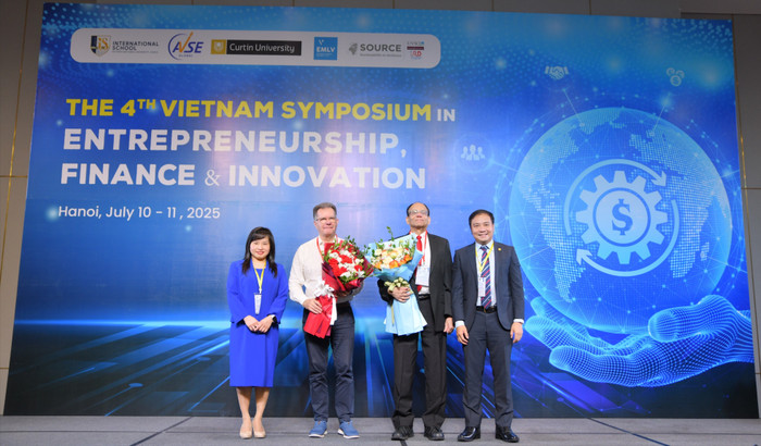Cô Phạm Thu Phương là phó giáo sư về Tài chính tại Đại học Curtin (Úc) và điều hành AVSE Global (ngoài cùng bên trái) và Phó Giáo sư, Tiến sĩ Đào Thanh Trường - Phó Giám đốc Đại học Quốc gia Hà Nội (ngoài cùng bên phải) tặng hoa cho 2 diễn giả chính của Hội thảo. vis-4868-1758.jpg