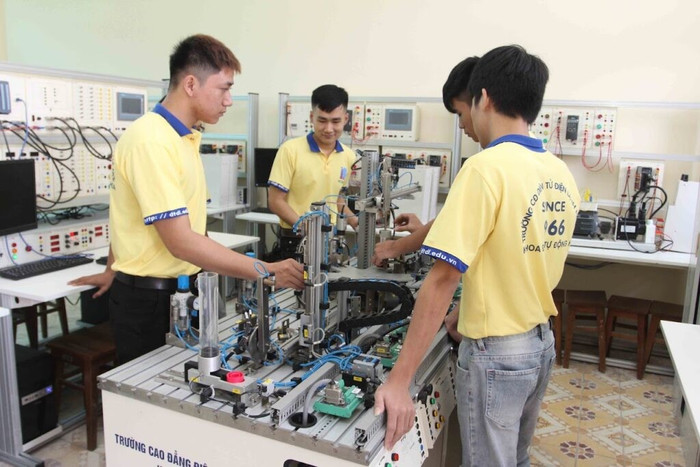 Sinh viên Trường Cao đẳng Điện tử - Điện lạnh Hà Nội. Ảnh: Website Nhà trường. dcn1.jpg