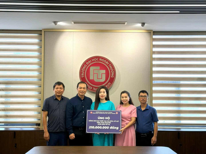 Trường Đại học Ngoại thương luôn kịp thời nắm bắt tình hình để chung tay ủng hộ cho đồng bào tại những địa phương bị ảnh hưởng, thiệt hại nặng nề do hai cơn bão số 10 và số 11 vừa qua. Ản: Website Nhà trường. 559563299-1224175896417034-5588198266114243112-n.jpg