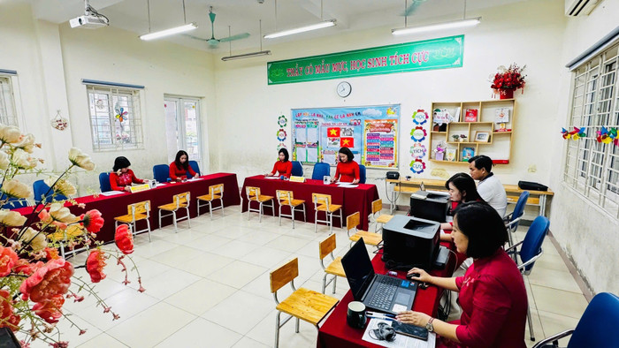 Trường Tiểu học Ngọc Thụy trong ngày 1/7/2025 hỗ trợ tuyển sinh trực tuyến cho phụ huynh. Ảnh: Website Nhà trường. 514372728-706673302217168-3214496591970275310-n.jpg