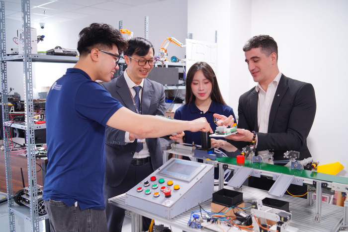 Sinh viên Trường Quốc tế – Đại học Quốc gia Hà Nội được tham gia học tập tại môi trường năng động, hiện đại và quốc tế. 7r405719-2.jpg