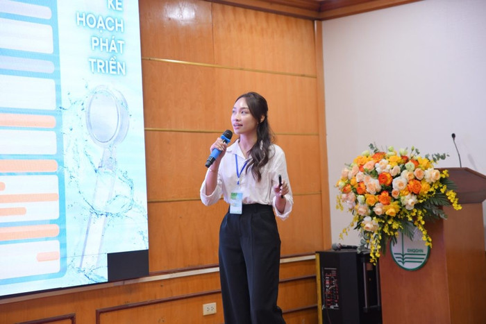 Sinh viên Trường Quốc tế - Đại học Quốc gia Hà Nội đã tự tin trình bày và trả lời câu hỏi của Ban Giám khảo. man-0521-1024x683.jpg