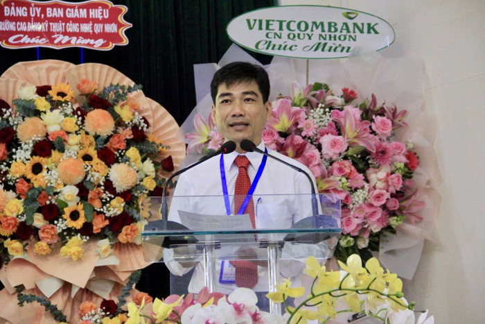 Tân Hiệu trưởng Trường Cao đẳng Kỹ thuật Công nghệ Quy Nhơn phát biểu nhận nhiệm vụ tại buổi lễ. Ảnh: gialai.gov.vn. z7063132865675-f2be3b170994f3e5281245e3342f7a2f.jpg