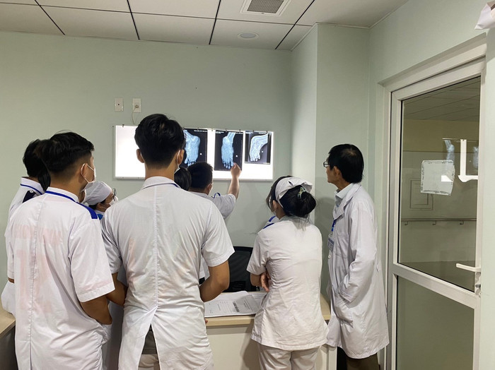 Sinh viên Trường Cao đẳng Y tế Kiên Giang học lâm sàng tại cơ sở thực hành. Ảnh: Website Nhà trường. img-20221228-140933.jpg