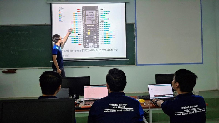 Sinh viên Trường Đại học Nha Trang. Ảnh: Website nhà trường. cntt-nckh-4.jpg