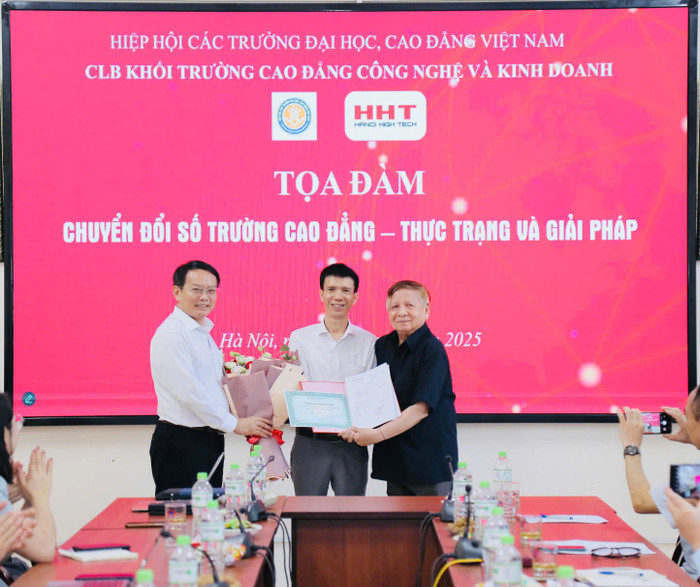 Phó Giáo sư, Tiến sĩ Trần Xuân Nhĩ - Phó Chủ tịch thường trực Hiệp hội Các trường đại học, cao đẳng Việt Nam trao quyết định công nhận Trường Cao đẳng Bách Khoa trở thành thành viên của Hiệp hội. z6886144133566-79c1612717ad9251a13e159ccf2b8552.jpg