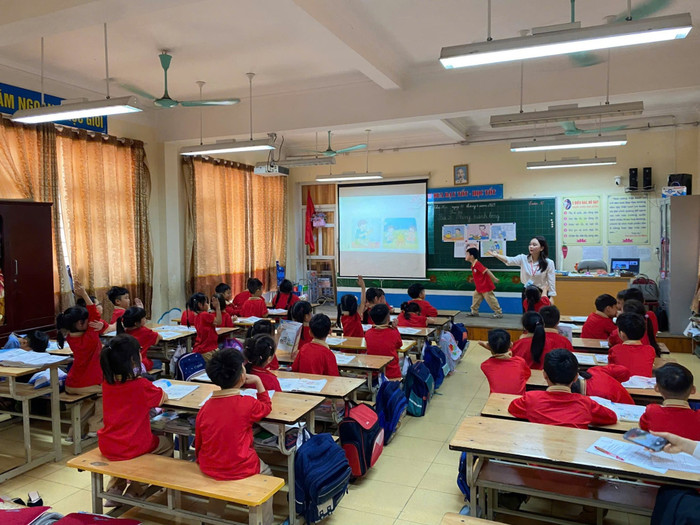 Sinh viên ngành Giáo dục Tiểu học, Khoa Sư phạm, Trường Đại học Hạ Long trong thời gian thực tập tại Trường Tiểu học, Trung học cơ sở và Trung học phổ thông Thực hành Sư phạm của Nhà trường. Ảnh: Website Nhà trường. 493907095-1235612071687188-3336876973811475826-n.jpg