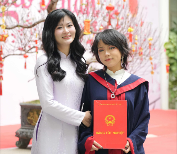 Nguyễn Phương Chi (bên phải) chụp ảnh kỷ niệm cùng cô giáo của mình. Ảnh: NVCC. Nguyễn Phương Chi (bên phải) chụp ảnh kỷ niệm cùng cô giáo của mình. Ảnh: NVCC.