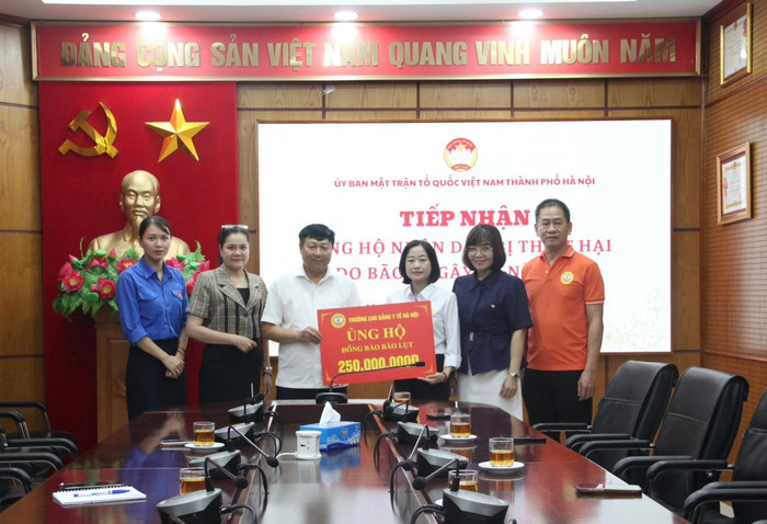 Đoàn Trường Cao đẳng Y tế Hà Nội đã trao tặng 250 triệu đồng ủng hộ tại trụ sở Ủy ban Mặt trận Tổ quốc Việt Nam thành phố Hà Nội. Ảnh: Website Nhà trường. 557727397-1275595861031788-5917266941194072868-n.jpg