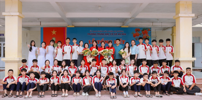 Cô Nguyễn Thị Bích - Hiệu trưởng Trường Trung học cơ sở An Hòa (Phường An Phong, Thành phố Hải Phòng) chụp ảnh tri ân cùng giáo viên và học sinh nhà trường. Ảnh: NTCC. anh-tri-an-1017.jpg
