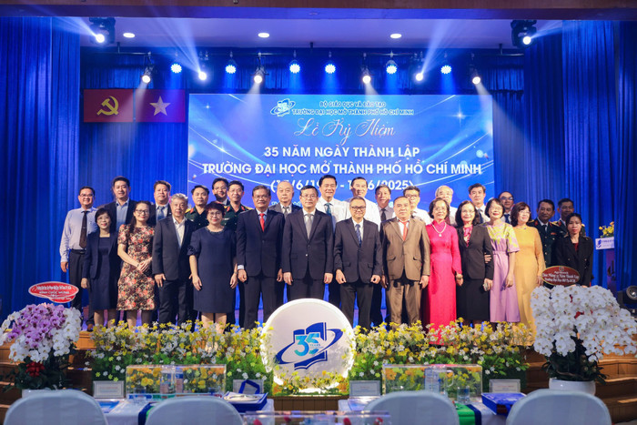 Lãnh đạo Trường Đại học Mở Thành phố Hồ Chí Minh trong nhiều giai đoạn cùng đại diện đến từ các vụ, cục thuộc Bộ Giáo dục và Đào tạo chụp ảnh lưu niệm. Ảnh: NTCC. z6764563800673-ab9ce26591bf2d3638fd94e43c725619.jpg