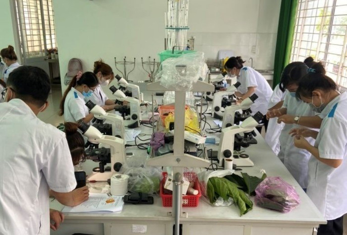 Sinh viên Trường Cao đẳng Y tế Bà Rịa – Vũng Tàu. Ảnh: Website Nhà trường. thuc-hanh-duoc-1-768x737-6786.jpg