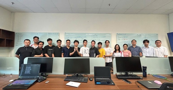 Tiến sĩ Lương Văn Thiện – Trưởng nhóm nghiên cứu Trí tuệ nhân tạo trong kinh doanh (Business AI Lab – BAI LAB), Trường Công nghệ, Đại học Kinh tế Quốc dân (đứng thứ 6 từ trái sang) cùng các sinh viên trong Lab nghiên cứu. Ảnh: Website Nhà trường. bailab-770x400.jpg