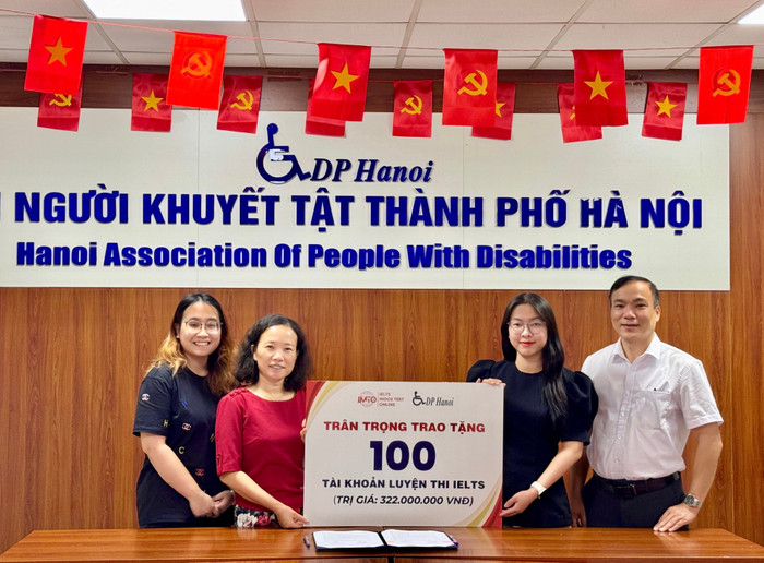 Bà Nguyễn Thị Mai Hương – Giám đốc vận hành Hệ thống thi thử IELTS Mock Test Online (đứng thứ 2 từ phải sang) đại diện Hệ thống trao tặng 100 tài khoản luyện thi IELTS cho Hội Người khuyết tật thành phố Hà Nội. imto-trao-tang-100-tai-khoan-luyen-thi-ielts-cho-hoi-nguoi-khuyet-tat-thanh-pho-ha-noi-8837.jpg
