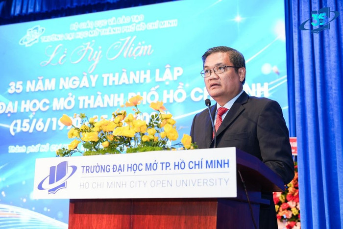 Giáo sư, Tiến sĩ Nguyễn Minh Hà - Hiệu trưởng Trường Đại học Mở Thành phố Hồ Chí Minh trong buổi lễ kỷ niệm 35 năm ngày thành lập nhà trường. Ảnh: NTCC. ounews-152-1024x683.jpg