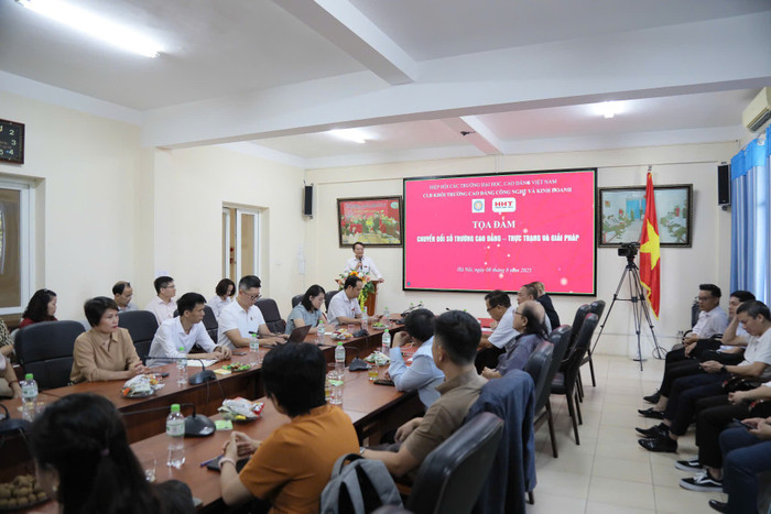 Quang cảnh tọa đàm chuyển đổi số trường cao đẳng - Thực trạng và giải pháp. z6886570152717-2fcbd99065264c8893e27f0b281a7a27.jpg
