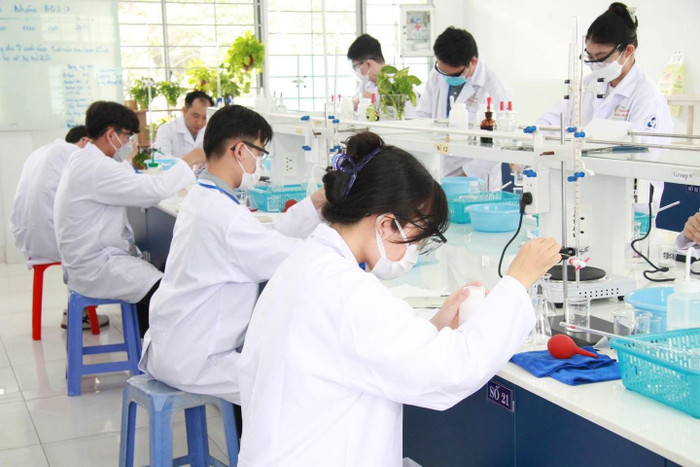 Sinh viên Khoa Kỹ thuật Hóa học, Trường Đại học Mỏ - Địa chất. Ảnh: Website Nhà trường. 491736867-670214455732638-4698589358017621861-n.jpg