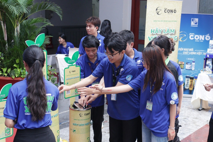 Sinh viên Trường Đại học Mở Thành phố Hồ Chí Minh tích cực tham gia các hoạt động bảo vệ môi trường. Ảnh: NTCC. mo-tphcm6.jpg