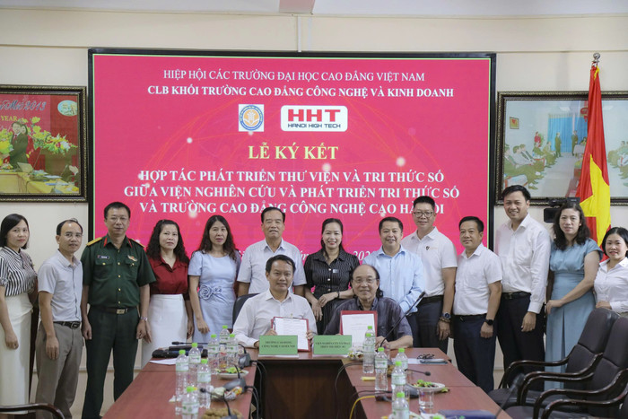 Lễ ký kết hợp tác phát triển thư viện và tri thức số giữa Viện nghiên cứu và phát triển tri thức số và Trường Cao đẳng Công nghệ cao Hà Nội. z6886480239134-5b47610370b33284f3f64a0e82f3aac7.jpg