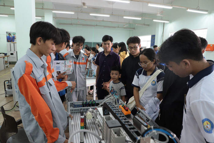 Trường Cao đẳng nghề Ninh Thuận trong một buổi tư vấn hướng nghiệp. Ảnh: Website Nhà trường. 503646110-715004194472511-766465372303688239-n.jpg
