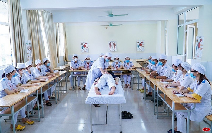 Sinh viên thực tập tại phòng thực tập tiền lâm sàng của Trường Đại học Y Dược Thái Bình. Ảnh: Website Nhà trường. 5-2-4831.jpg