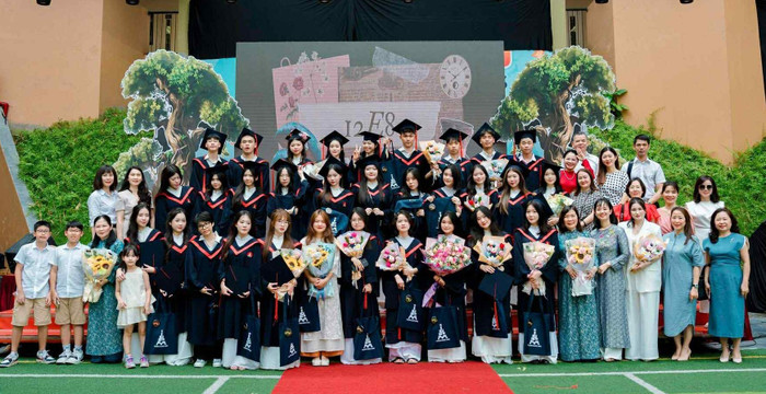 Phạm Thanh Trà chụp ảnh cùng học sinh, phụ huynh tại Trường Trung học phổ thông Marie Curie. Ảnh: NVCC. 9e269333-3091-4063-91ea-f435e18dec5a-3360.jpg
