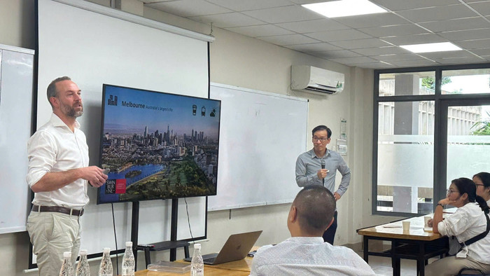 Sự tham gia của cả giảng viên Trường Đại học Kiến trúc Thành phố Hồ Chí Minh và giảng viên nước ngoài từ Trường Đại học Công nghệ Swinburne đã mang lại nhiều lợi ích thiết thực cho sinh viên. Ảnh: NTCC. z6801379147416-3ac31f23aadf26a1baf68515b524842c.jpg