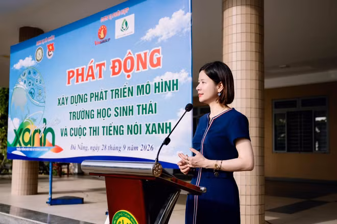 TS. Lê Thái Hà - Giám đốc Điều hành Quỹ Vì tương lai xanh - giới thiệu về cuộc thi Tiếng nói Xanh mùa 4 tại với học sinh tại Trường THPT Nguyễn Văn Thoại, Đà Nẵng. (Ảnh: BTC).
