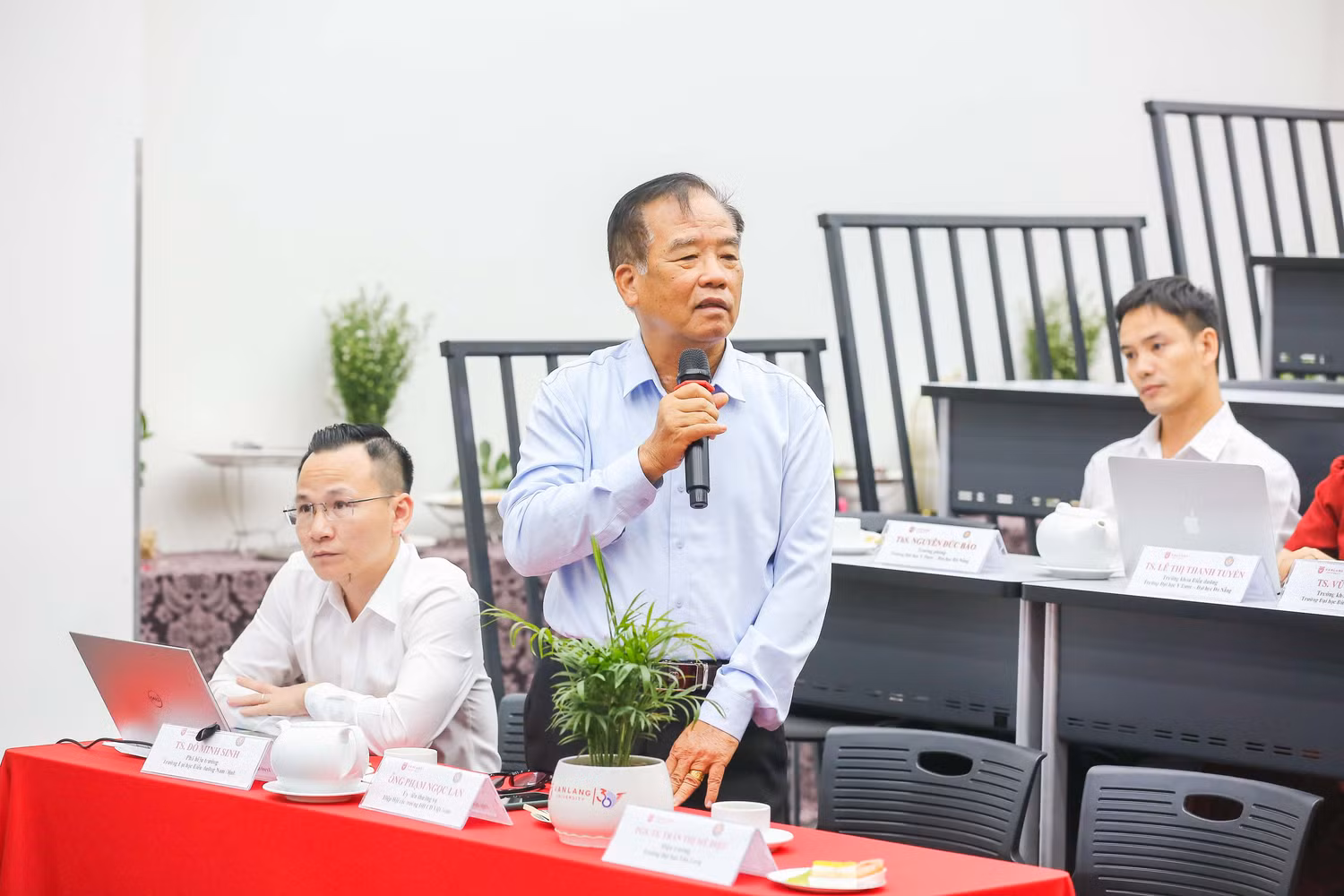 thac-si-pham-ngoc-lan-truong-ban-ban-cong-tac-hoi-vien-cua-hiep-hoi-cac-truong-dai-hoc-cao-dang-viet-nam-chia-se-tai-phien-thao-luan-hoi-thao.jpg