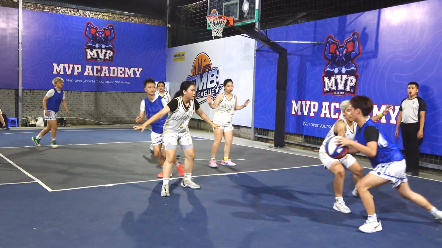 Trường Trung học phổ thông Tây Hồ đã chơi khởi sắc hơn, nỗ lực thu hẹp khoảng cách điểm số.