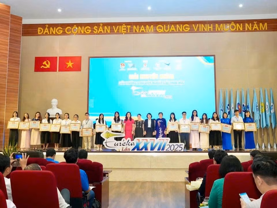 Nhóm sinh viên Trường Đại học Hòa Bình nhận Giải Khuyến khích cùng các nhóm sinh viên khác tại Giải thưởng sinh viên nghiên cứu khoa học – Euréka lần thứ 27 năm 2025. Ảnh: NTCC.