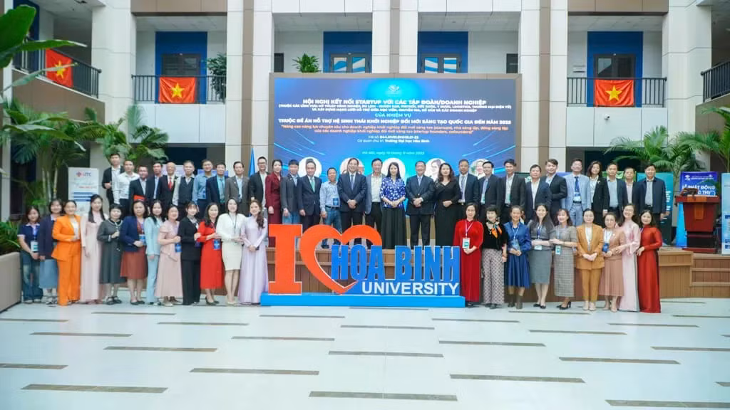 Các đại biểu tham dự Hội nghị chụp ảnh lưu niệm.
