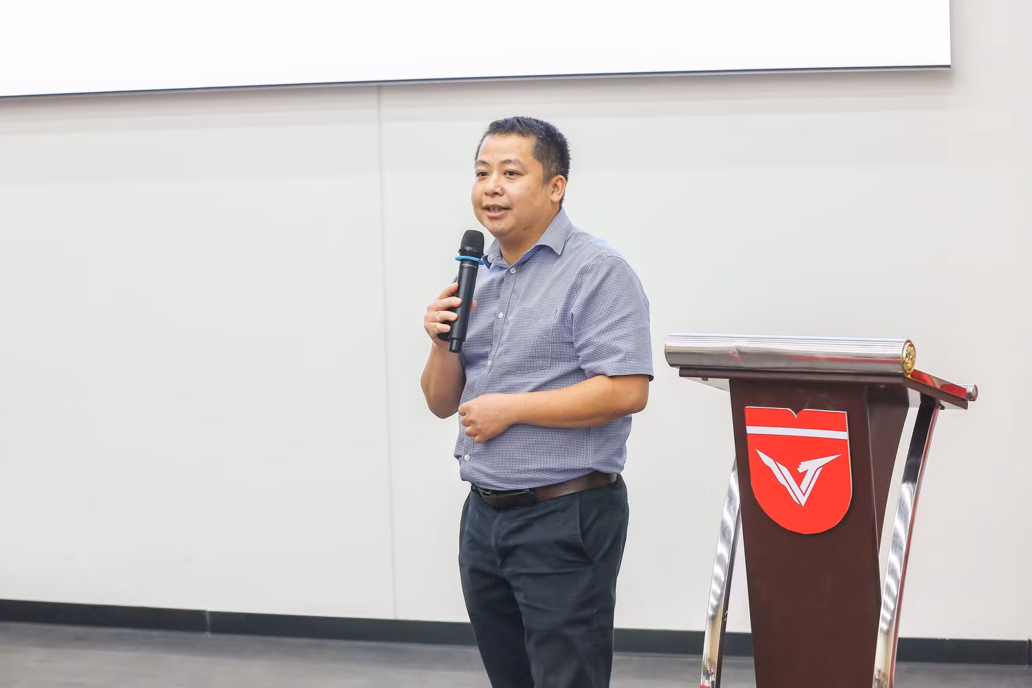 ong-hoang-dung-pho-vien-truong-vien-nghien-cuu-va-phat-trien-tri-thuc-so-tong-giam-doc-cong-ty-co-phan-tu-van-va-tich-hop-cong-nghe-dl-trinh-bay-bao-cao-tai-hoi-thao.jpg