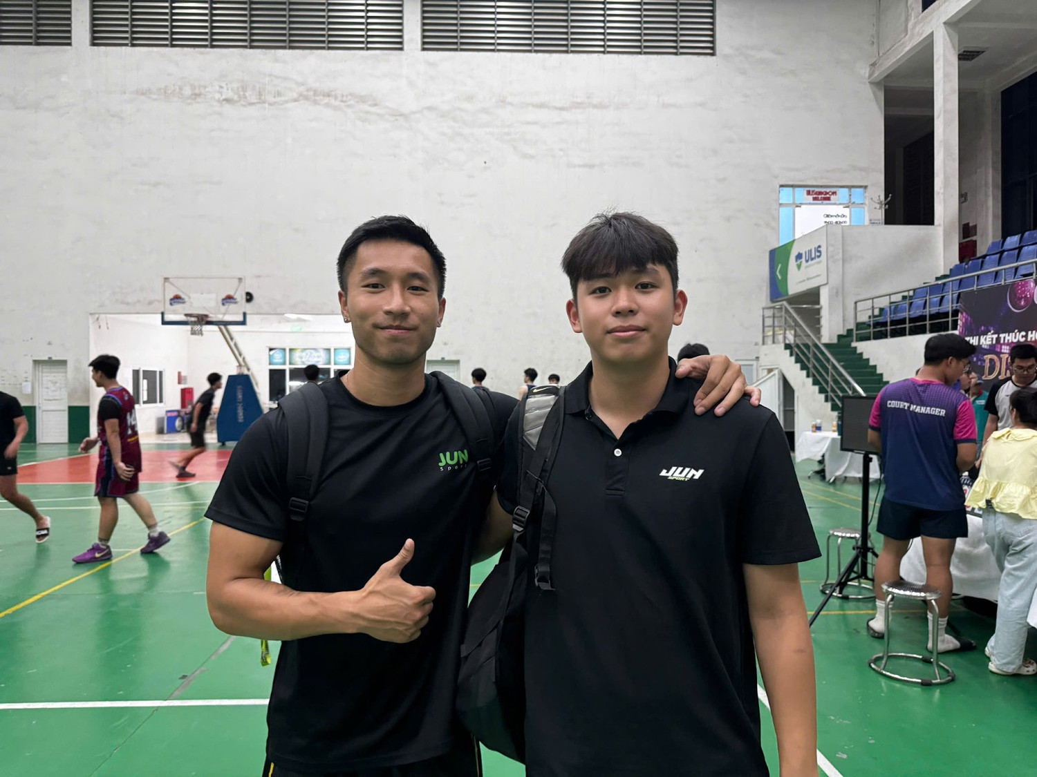 Anh Phan Đức Huy (bên trái), huấn luyện viên của đội bóng rổ đến từ Trường Trung học phổ thông Nguyễn Trãi.