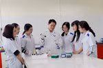 Tiến sĩ, Bác sĩ thú y Đinh Xuân Phát hướng dẫn sinh viên trong thao tác sinh học phân tử. Ảnh: NVCC