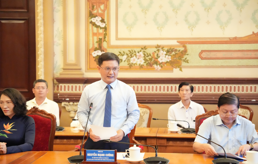 Ông Nguyễn Mạnh Cường – Phó Chủ tịch UBND Thành phố Hồ Chí Minh phát biểu tại buổi lễ trao quyết định cán bộ Trường Đại học Thủ Dầu Một. Ảnh: NTCC