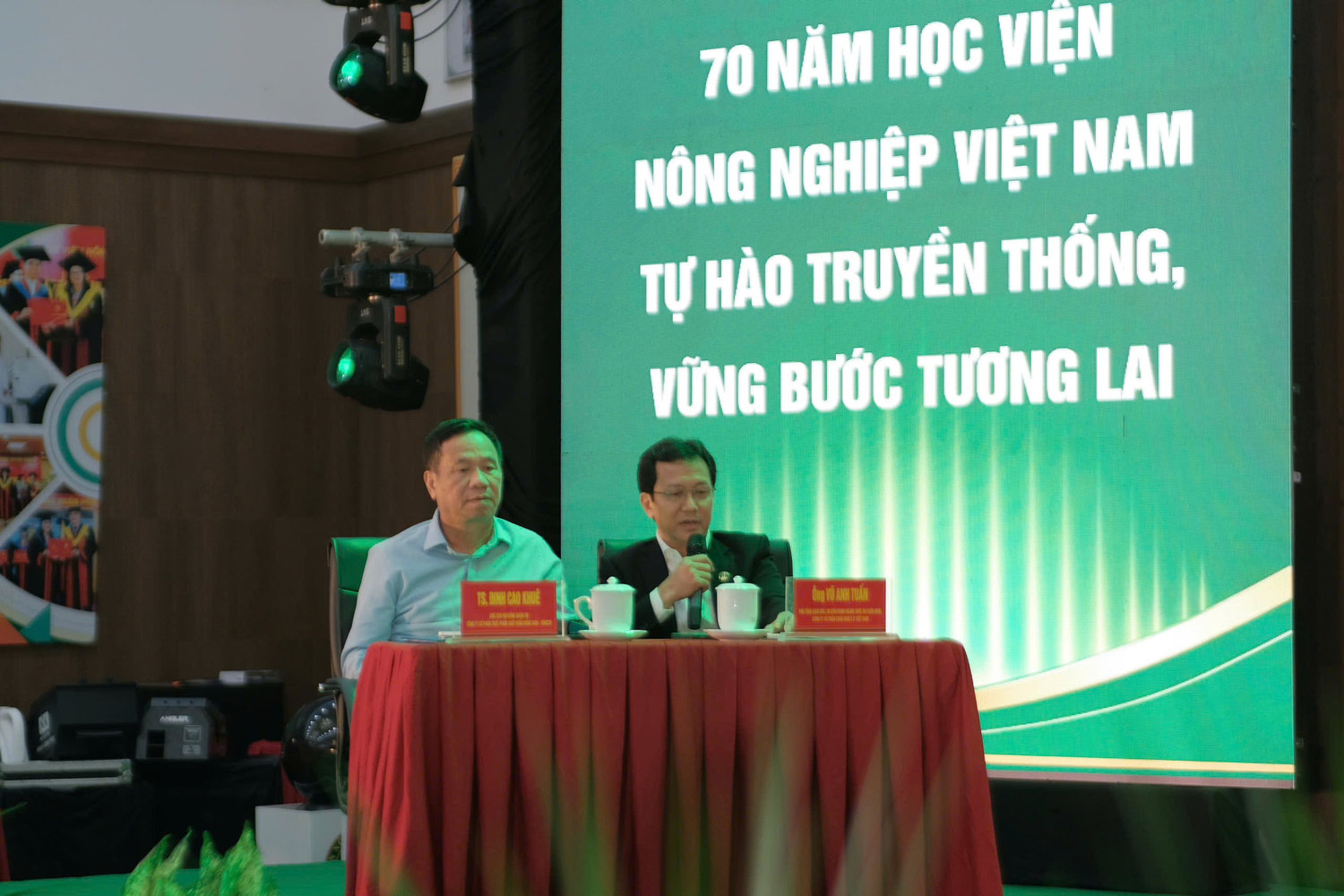 Ông Vũ Văn Tuấn - Phó Tổng Giám đốc, Giám đốc điều hành ngành thức ăn chăn nuôi, Công ty Cổ phần Chăn nuôi C.P. Việt Nam chia sẻ tại phiên đối thoại.