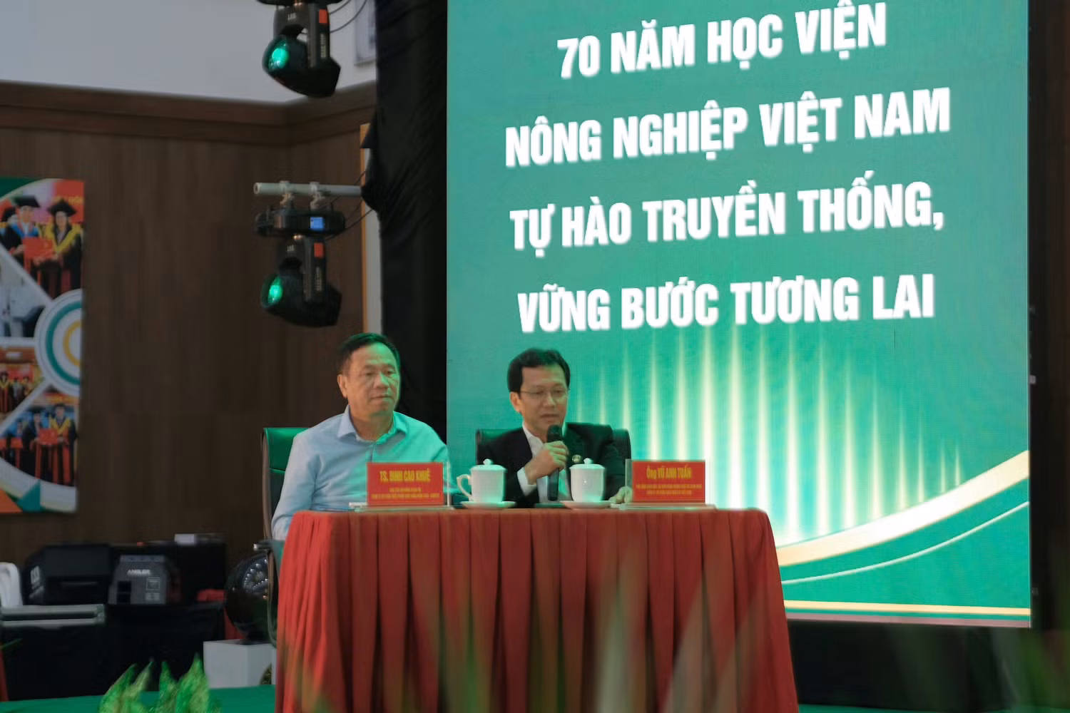 Ông Vũ Văn Tuấn - Phó Tổng Giám đốc, Giám đốc điều hành ngành thức ăn chăn nuôi, Công ty Cổ phần Chăn nuôi C.P. Việt Nam chia sẻ tại phiên đối thoại.