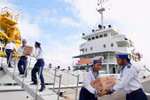 Mang nước mắm CHIN-SU Cá Cơm Biển Đông tới người lính nơi đảo xa