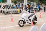 Người Hà Nội nô nức chọn xe điện VinFast tại “Ngày hội Thu xăng đổi điện”