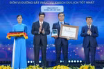 Vietnam Airlines đón nhận Giải thưởng “Hãng Hàng không phục vụ khách du lịch tốt nhất” năm 2025