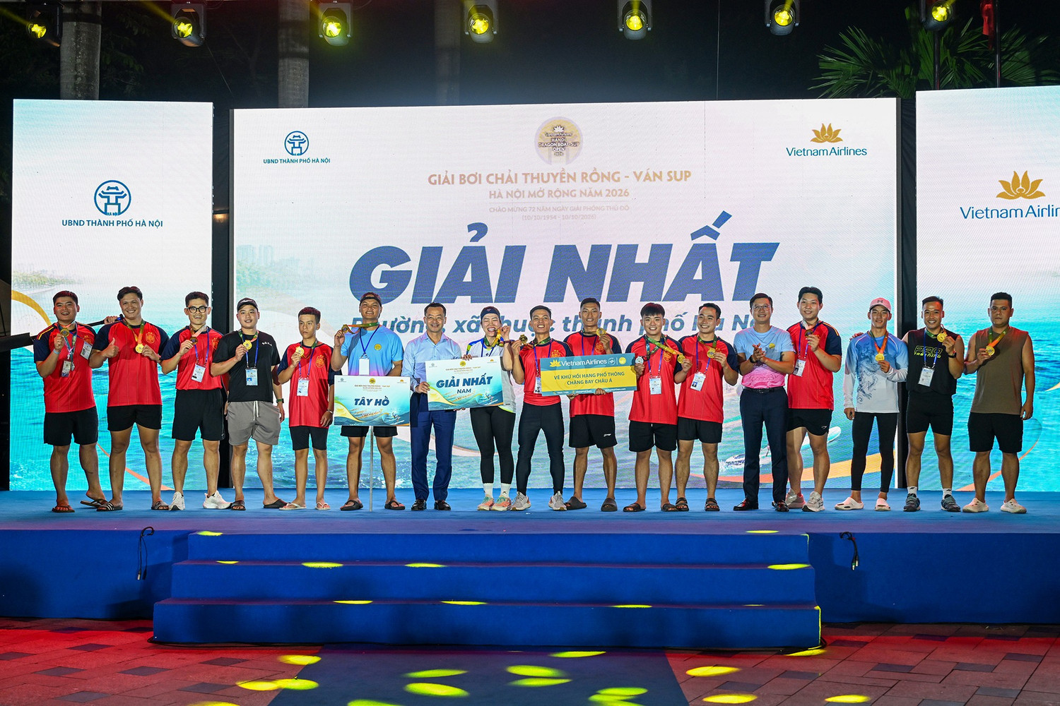 anh-11-ong-pham-xuan-tai-pho-giam-doc-so-van-hoa-the-thao-va-du-lich-thanh-pho-ha-noi-va-ong-do-dong-hung-truong-ban-truyen-thong-vietnam-airlines-trao-giai-nhat-cho-noi-dung-boi-chai-thuyen-rong.jpg