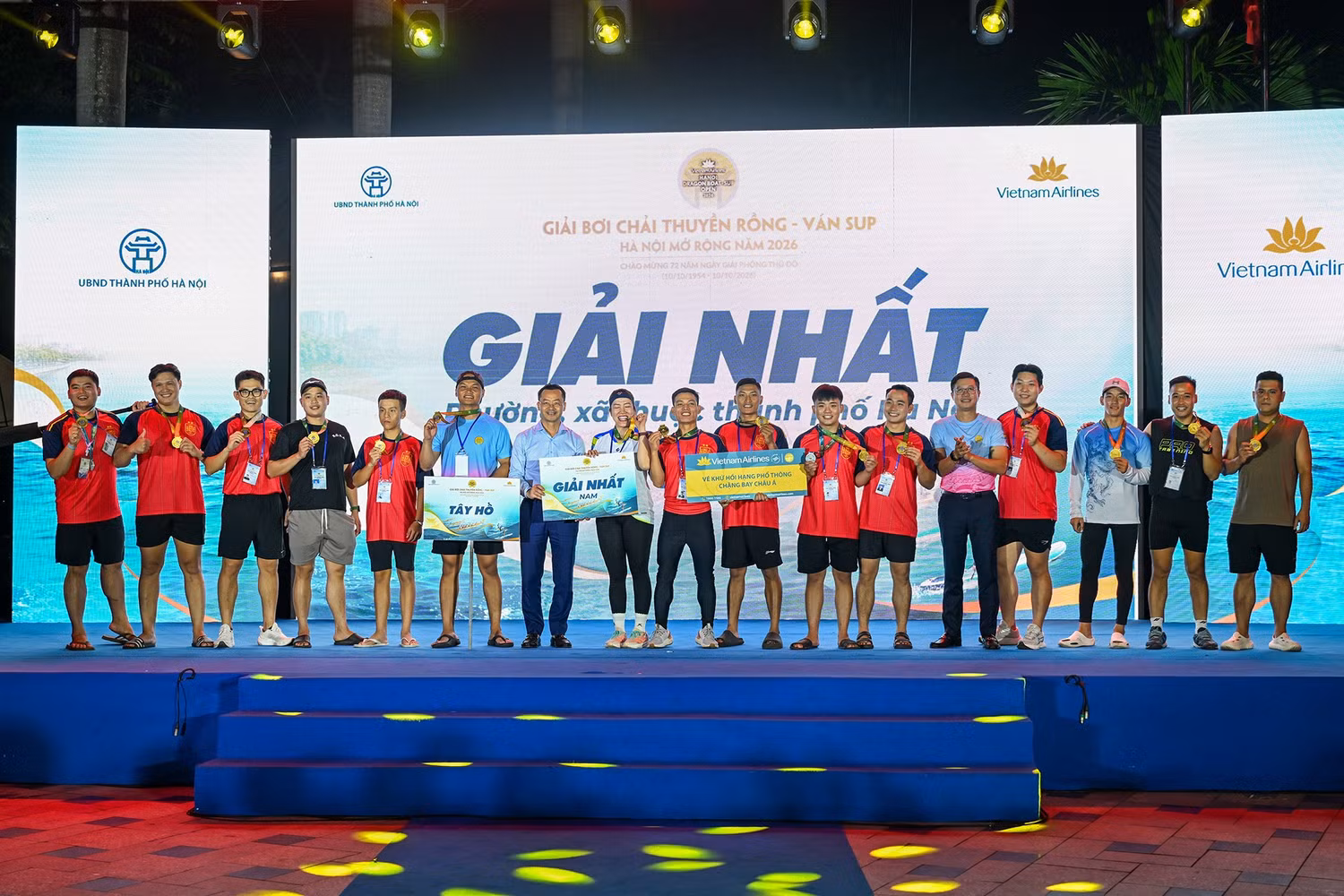 anh-11-ong-pham-xuan-tai-pho-giam-doc-so-van-hoa-the-thao-va-du-lich-thanh-pho-ha-noi-va-ong-do-dong-hung-truong-ban-truyen-thong-vietnam-airlines-trao-giai-nhat-cho-noi-dung-boi-chai-thuyen-rong.jpg