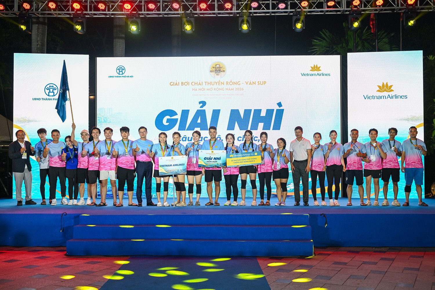 anh-111-ong-nguyen-phuc-anh-truong-phong-the-duc-the-thao-thuoc-so-van-hoa-the-thao-va-du-lich-thanh-pho-ha-noi-va-ong-do-dong-hung-truong-ban-truyen-thong-vietnam-airlines-trao-giai-nhi-cho-doi-vietnam-airli.jpg