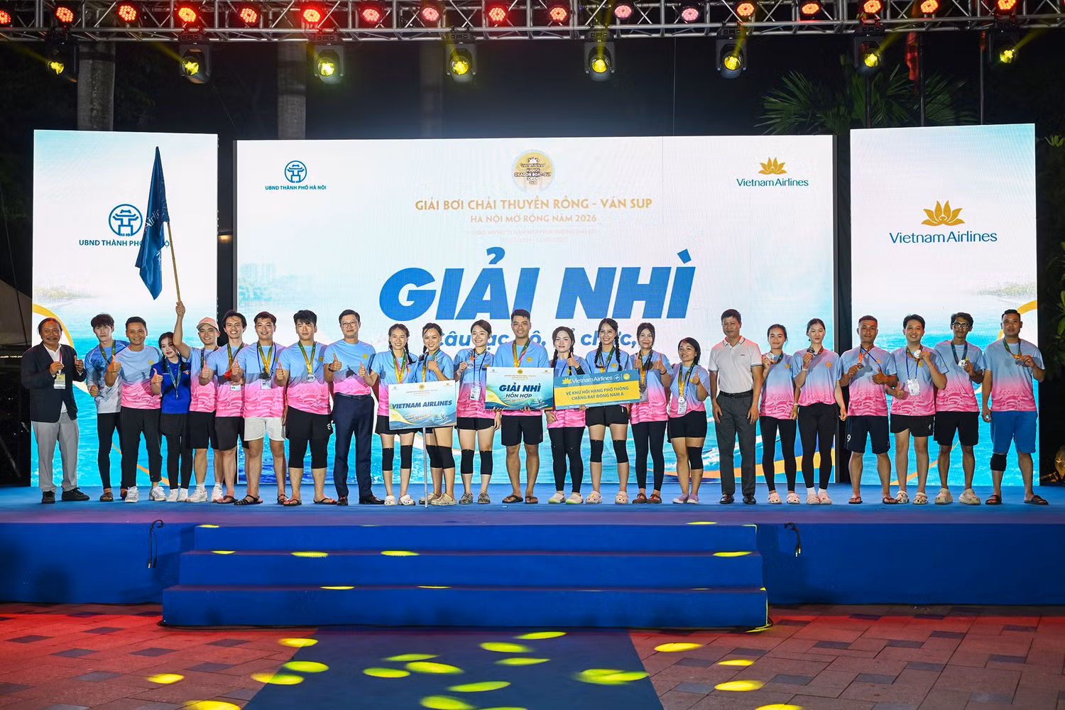 anh-111-ong-nguyen-phuc-anh-truong-phong-the-duc-the-thao-thuoc-so-van-hoa-the-thao-va-du-lich-thanh-pho-ha-noi-va-ong-do-dong-hung-truong-ban-truyen-thong-vietnam-airlines-trao-giai-nhi-cho-doi-vietnam-airli.jpg